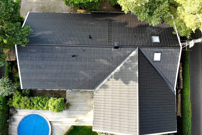 Ett nymålat svart tak