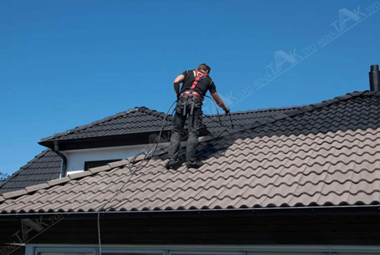 RenaTak Syd målar ett nytt tak och spolar skitiga takpannor