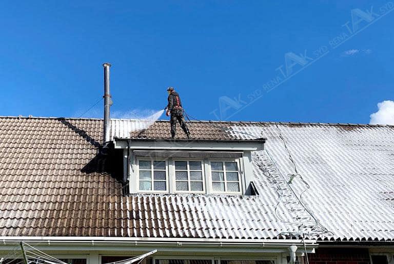 Vi tvättar ditt tak med högtrycksrengöring