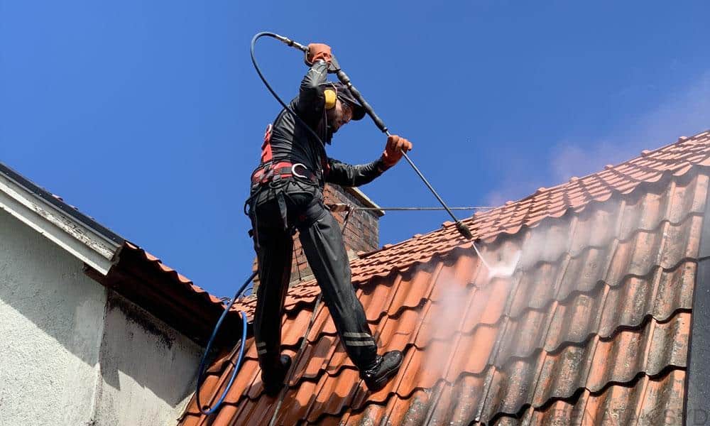 En medarbetare på RenaTak Syd utför taktvätt i Malmö