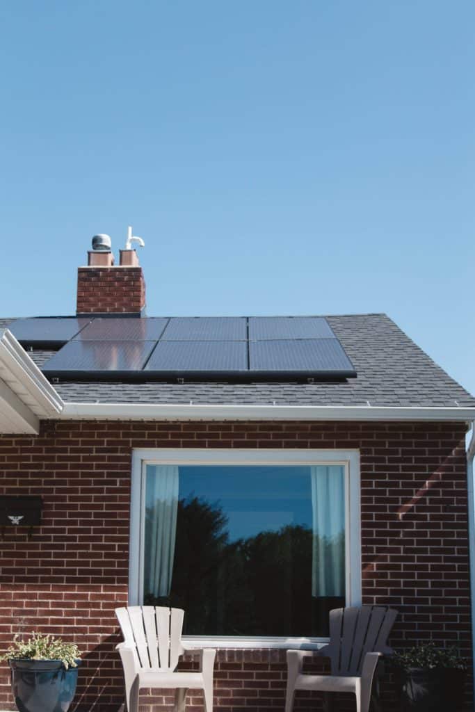 Rengöra solceller på ett hustak