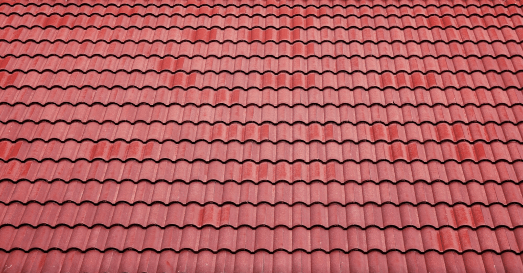 En närbild på ett rött tak i gott skick