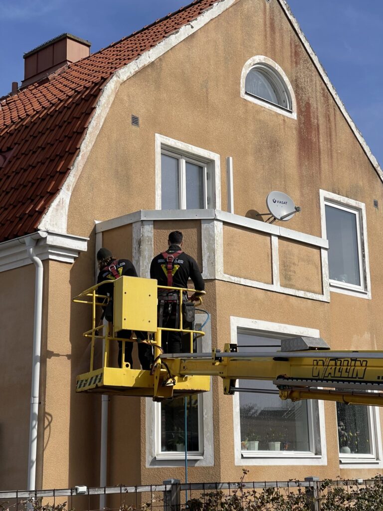 Pågående fasadtvätt av RenaTak Syd